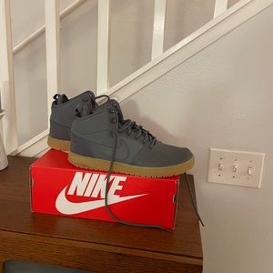 Nike Size 12 Gray Gum Sole Boot